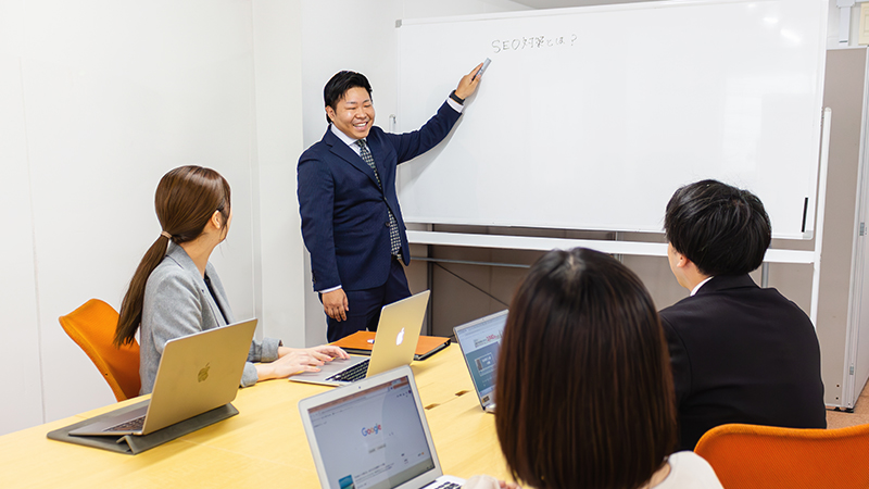 契約が成立した仲間を賞賛している様子