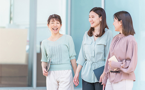 女性が活躍している様子